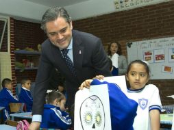 Aurelio se presentó en la Primaria 'Manuel  López Cotilla' en el DF. NTX / J. Torres