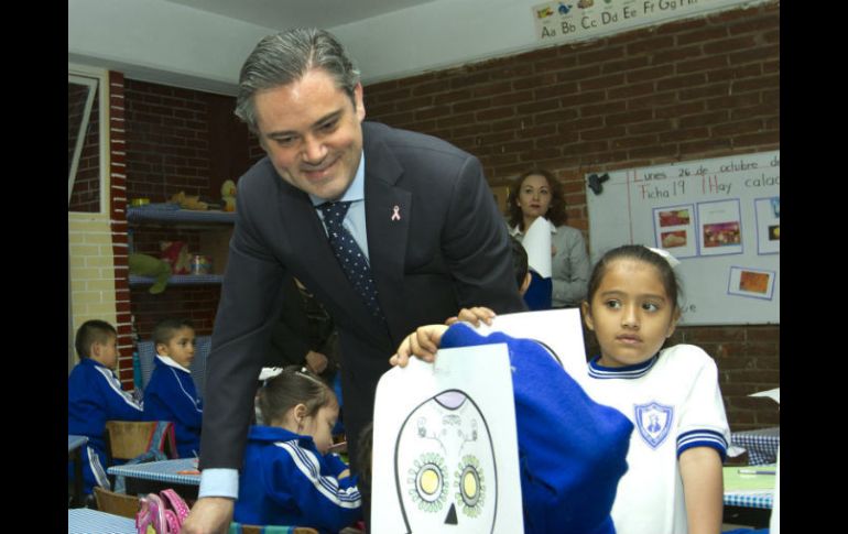 Aurelio se presentó en la Primaria 'Manuel  López Cotilla' en el DF. NTX / J. Torres