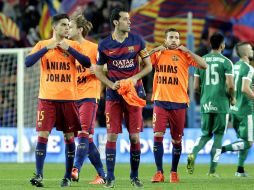 El domingo, los jugadores del Barcelona portaban camisetas con la frase 'Ánimo Johan'. EFE / M. Pérez