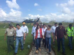 López Lara y otras autoridades recorrieron algunos lugares de Melaque, Cihuatlán y poblados de la Manzanilla. ESPECIAL /