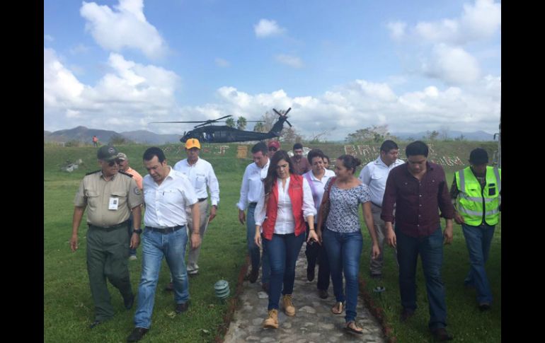 López Lara y otras autoridades recorrieron algunos lugares de Melaque, Cihuatlán y poblados de la Manzanilla. ESPECIAL /