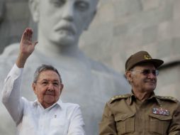 El presidente Raúl Castro ha aceptado su salida del ministerio y anuncia que 'Furry' Colomé (i) será condecorado. AP / ARCHIVO