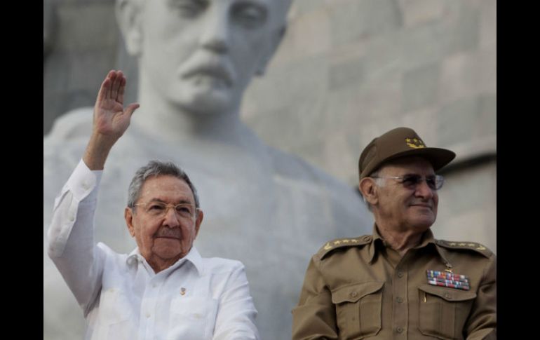 El presidente Raúl Castro ha aceptado su salida del ministerio y anuncia que 'Furry' Colomé (i) será condecorado. AP / ARCHIVO