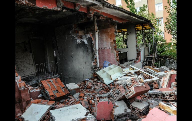 El allanamiento de una vivienda usada por extremistas, desencadena un enfrentamiento que deja dos policías y siete milicianos muertos. AFP / I. Akengin