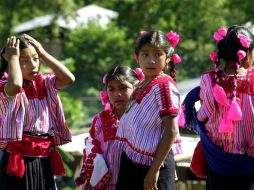 Existen padres de familia que están de acuerdo con que sus hijos hablen español ante la globalización, pero no dejar la lengua primera. AP / ARCHIVO