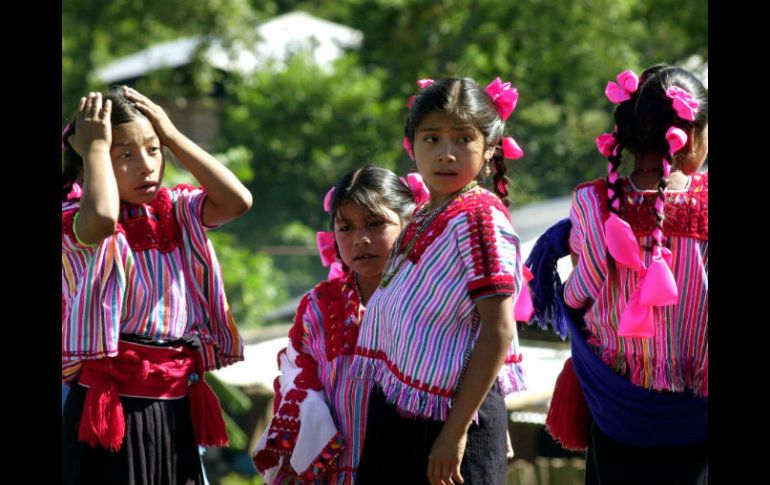 Existen padres de familia que están de acuerdo con que sus hijos hablen español ante la globalización, pero no dejar la lengua primera. AP / ARCHIVO