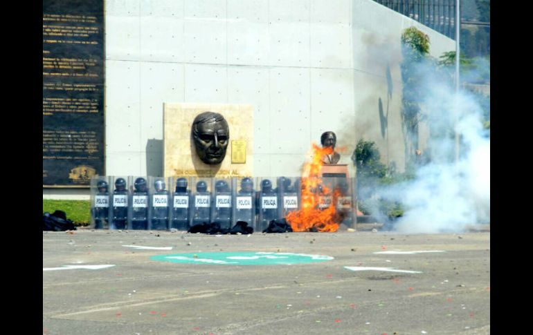 Los presuntos estudiantes lanzan piedras al inmueble donde, este martes, Héctor Astudillo tomó protesta como gobernador. SUN / D. Téllez