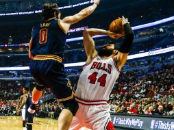 Nikola Mirotic (d) anotó 19 puntos y Derrick Rose añadió 18. EFE / T. Maury