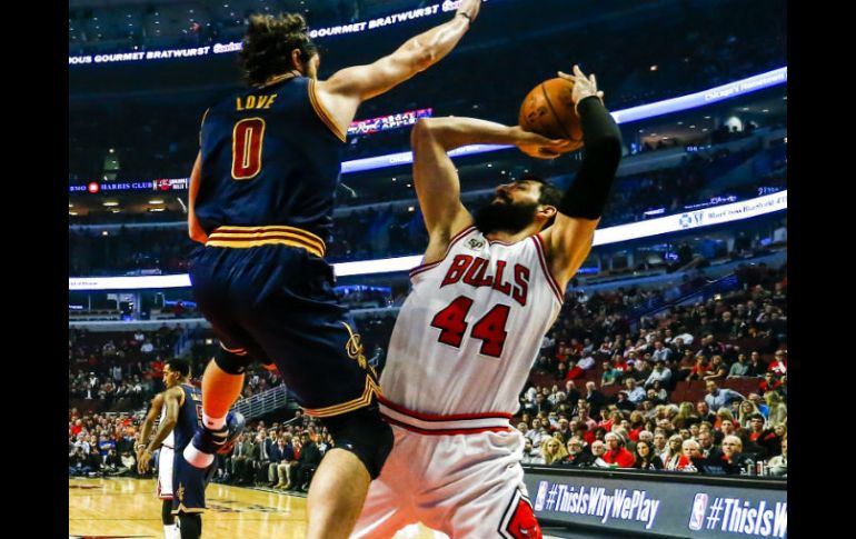 Nikola Mirotic (d) anotó 19 puntos y Derrick Rose añadió 18. EFE / T. Maury