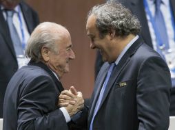 ''Cada persona que dirige la UEFA se ve infectado por un virus que se llama Anti-FIFA'', señala Blatter sobre Platini (d). AP / ARCHIVO