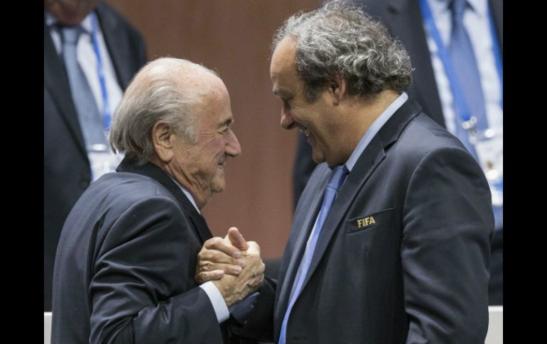 ''Cada persona que dirige la UEFA se ve infectado por un virus que se llama Anti-FIFA'', señala Blatter sobre Platini (d). AP / ARCHIVO