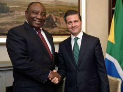 Ramaphosa (i) reconoció el compromiso de México con la transparencia y la rendición de cuentas. NTX / Especial