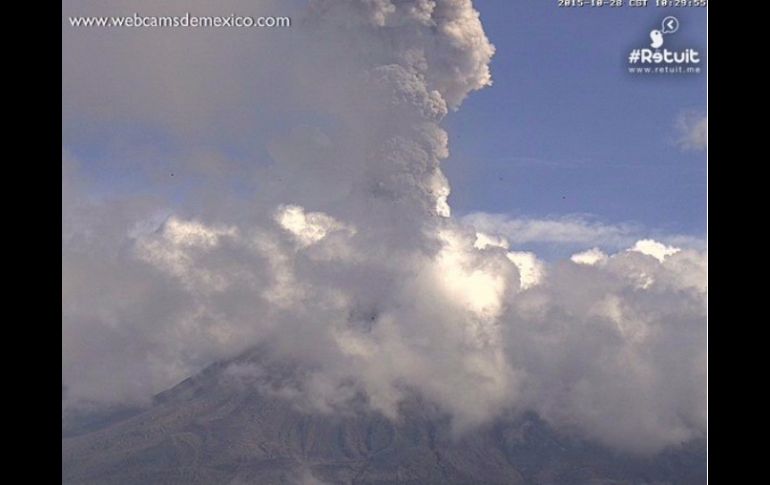 El Volcán El Colima emite una exhalación esta mañana con una altura de 1.8 kilómetros. TWITTER / @LUISFELIPE_P