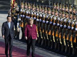 Merkel fue recibida en Beijing con honores por el primer ministro Li Keqiang. AP / N. Han Guan