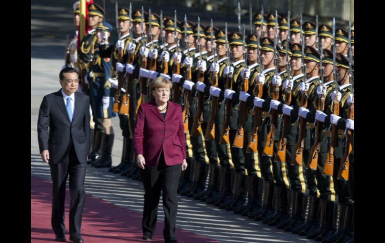 Merkel fue recibida en Beijing con honores por el primer ministro Li Keqiang. AP / N. Han Guan