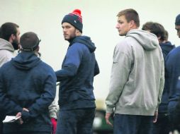 Tom Brady (izquierda) y  Rob Gronkowski, durante una práctica de los Patriots. AP / S. Senne