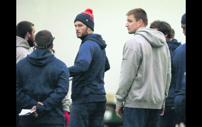 Tom Brady (izquierda) y  Rob Gronkowski, durante una práctica de los Patriots. AP / S. Senne