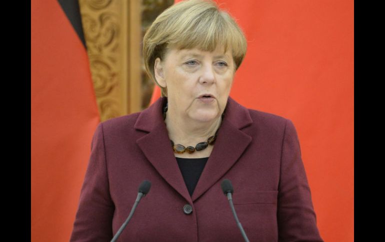 Angela Merkel enfrenta cada vez más presión de la opinión pública para que controle o impida el ingreso de refugiados. AP / M. Someya