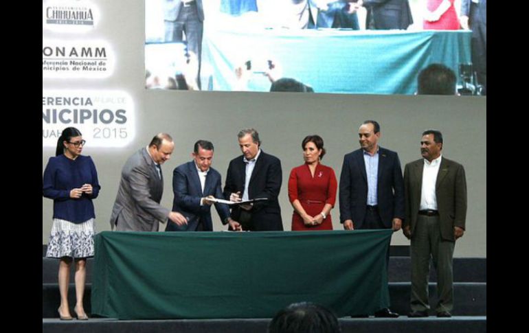 En la Conferencia de Municipios, Meade y Banobras firman un acuerdo de impulso a los ayuntamientos. TWITTER / @JoseAMeadeK