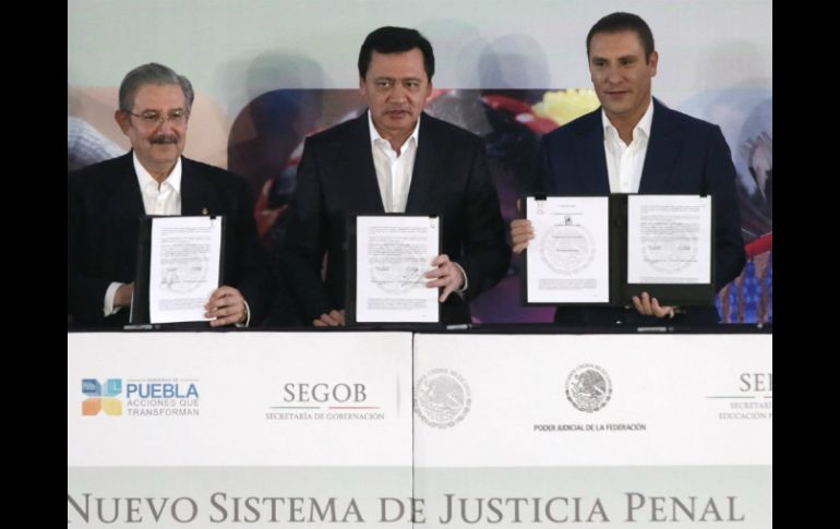 Osorio Chong (c) durante la firma de convenio para la implementación del nuevo sistema de justicia en Puebla. NTX / C. Pacheco