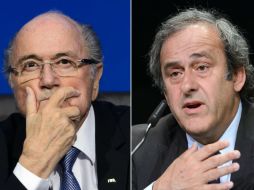 Blatter (i) está suspendido mientras es investigado por un delito financiero; Platini (d) también está sancionado. AFP / ARCHIVO