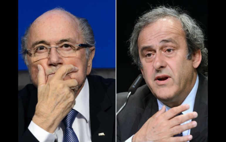 Blatter (i) está suspendido mientras es investigado por un delito financiero; Platini (d) también está sancionado. AFP / ARCHIVO