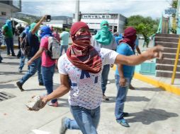 Mientras tanto, las protestas por el caso Ayotzinapa no cesan. SUN / ARCHIVO