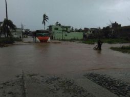 Aunado a la precipitación, el desbordamiento del río provocó que su cauce se extendiera por las vialidades. FACEBOOK / Fernando Martínez Guerrero