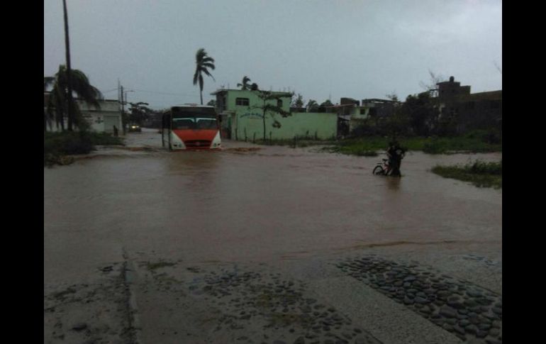 Aunado a la precipitación, el desbordamiento del río provocó que su cauce se extendiera por las vialidades. FACEBOOK / Fernando Martínez Guerrero