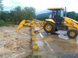 Personal de Autlán limpia carreteras y cauces de ríos para restablecer circulación en caminos inundados. TWITTER / @SIOPJal