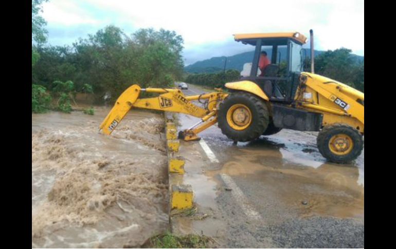 Personal de Autlán limpia carreteras y cauces de ríos para restablecer circulación en caminos inundados. TWITTER / @SIOPJal