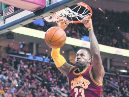 LeBron James consiguió 29 puntos, cinco rebotes y cuatro asistencias. AFP / J. Miller