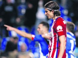 Mientras Lucas Pérez celebra el gol del Deportivo, el colchonero Filipe Luis camina desilusionado. EFE /