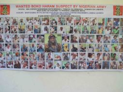 Los carteles, incluyen imágenes de hombres ancianos y niños, y en el centro, la imagen del líder de Boko Haram Abubakar Shekau. AP / J. Ola