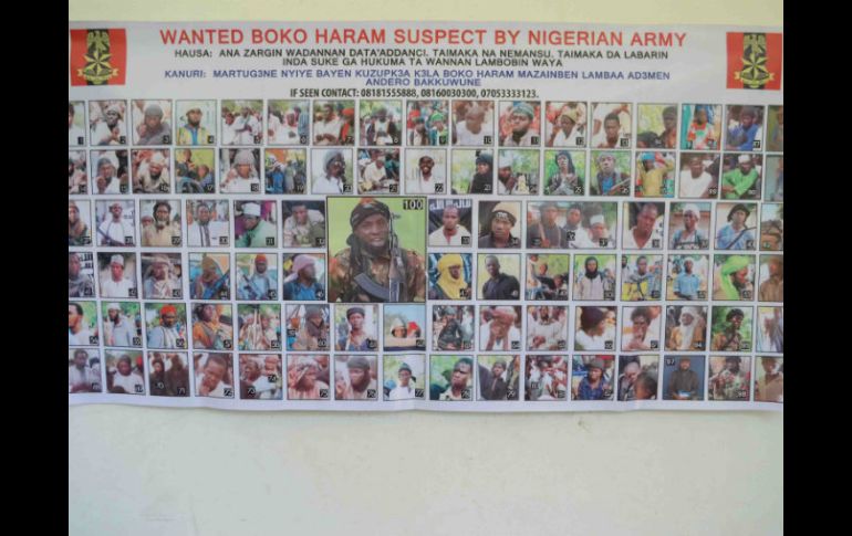 Los carteles, incluyen imágenes de hombres ancianos y niños, y en el centro, la imagen del líder de Boko Haram Abubakar Shekau. AP / J. Ola