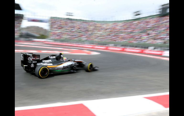 Cada que el VJM08 pasaba frente a la impresionante tribuna abarrotada en el Foro Sol, el grito era ensordecedor. NTX / J. Arciga