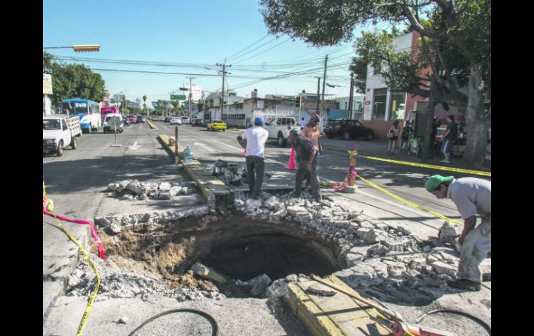 Imagen de uno de los socavones que han debido ser tapados, en Américas, entre Hidalgo y Justo Sierra. EL INFORMADOR / R. Tamayo