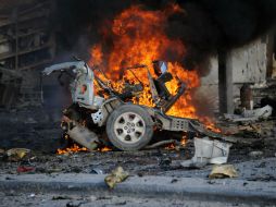 Vocero del grupo de Al Shabab reivindicó el doble atentado, que destruyó además varios automóviles a la entrada del inmueble. AFP / M. Abdiwahab