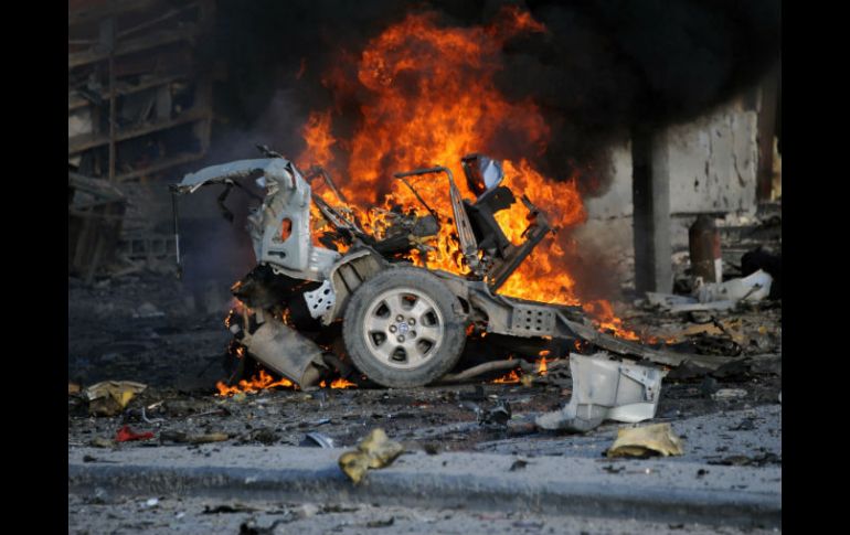 Vocero del grupo de Al Shabab reivindicó el doble atentado, que destruyó además varios automóviles a la entrada del inmueble. AFP / M. Abdiwahab