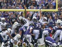 Los Cuervos de Baltimore se sobrepusieron a tres pases de touchdown de Philip Rivers. AP / P. Semansky