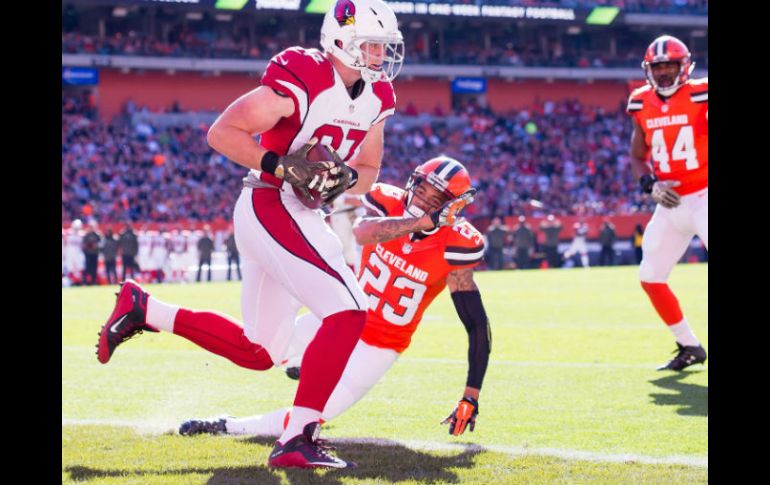 Carson Palmer lanzó cuatro pases para anotación, tres de ellos en la segunda mitad, y totalizó 374 yardas por aire. AFP / J. Miller