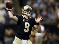 Drew Brees realizó pases para una ganancia de 511 yardas y siete touchdowns, dos marcas en su carrera. AFP / C. Graythen