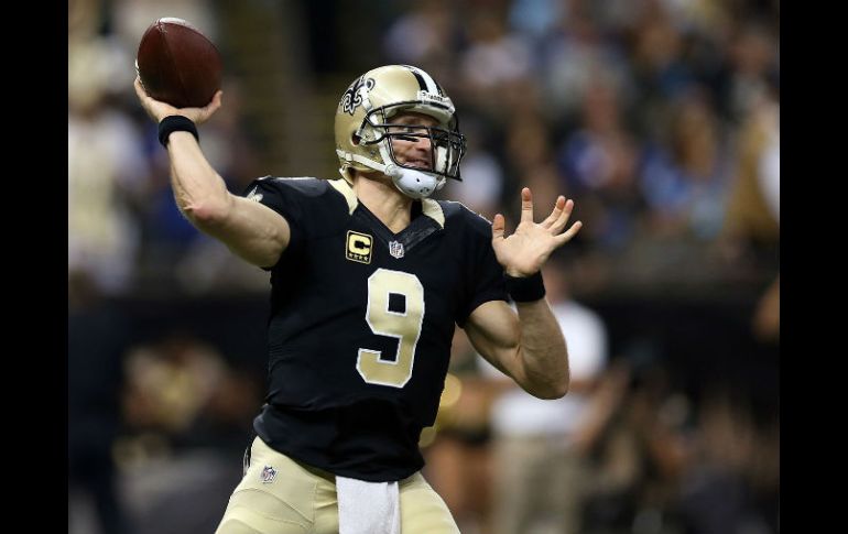 Drew Brees realizó pases para una ganancia de 511 yardas y siete touchdowns, dos marcas en su carrera. AFP / C. Graythen