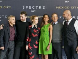 Craig, en compañía de los actores de la película, posó para los fotógrafos presentes en un hotel de la capital. AP / E. Félix