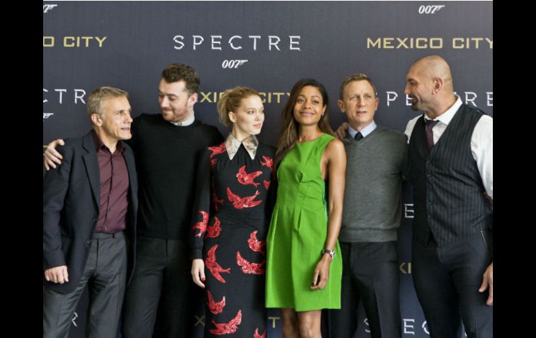 Craig, en compañía de los actores de la película, posó para los fotógrafos presentes en un hotel de la capital. AP / E. Félix