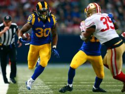 Todd Gurley realizó 20 acarreos y totalizó 133 yardas por tierra, superando la cifra de 100 por cuarto encuentro seguido como titular. AFP /