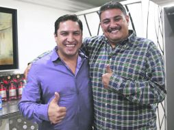 El coordinador del Palenque, Gilberto Ochoa (derecha), acompaña a Julión Álvarez en lo que fue su última presentación de este año. EL INFORMADOR / M. Vargas