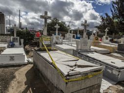 Tumbas con lápidas fracturadas y abandonadas en un panteón en el Centro de Zapopan. EL INFORMADOR / R. Tamayo