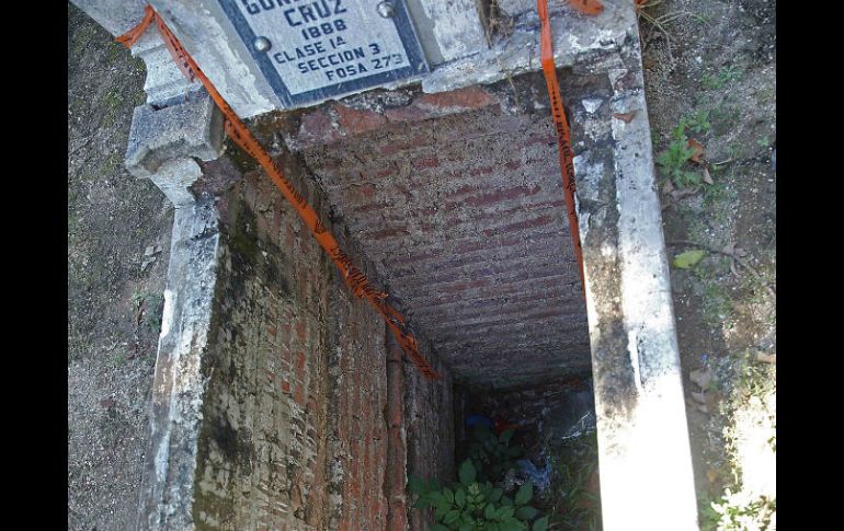 En el panteón de Tlaquepaque las lluvias afectan las tumbas, algunas están abiertas y son un peligro. EL INFORMADOR / M. Vargas