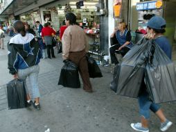 El pago del aguinaldo es aprovechado para comprar los regalos navideños. EL INFORMADOR / ARCHIVO